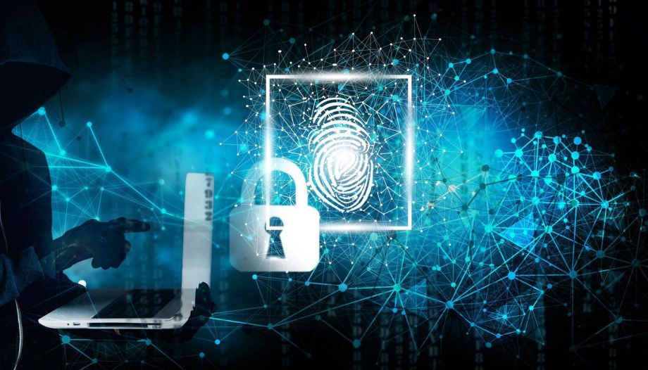 Foto Hacker mit Laptop, Schloss und Fingerabdruck