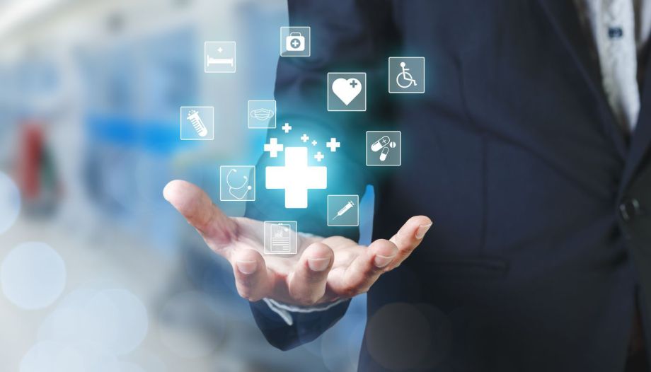 Foto Hand mit Symbolen zu Patientendaten wie Kreuz, Herz etc.